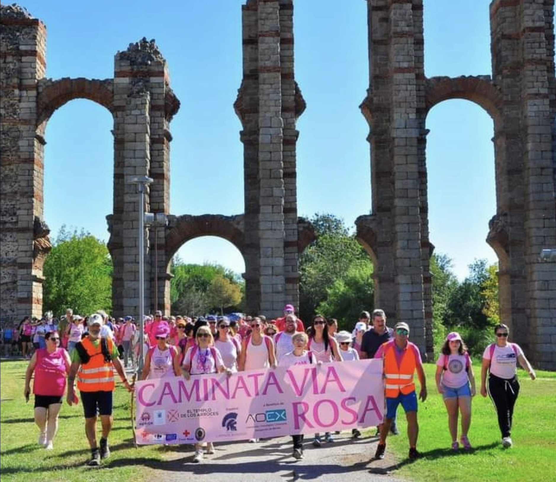 Caminata Vía Rosa frente al Acueducto de los Milagros