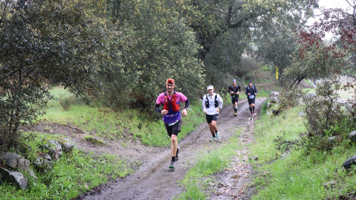 Atletas en ruta por Aljucén
