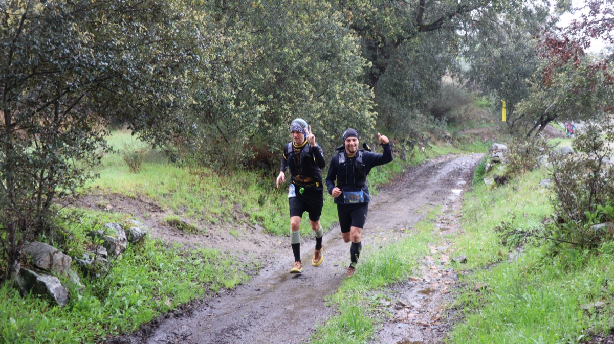 Corredor en marcha por Aljucén durante las Millas Romanas